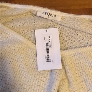 Storia Cream colored crop vneck sweater